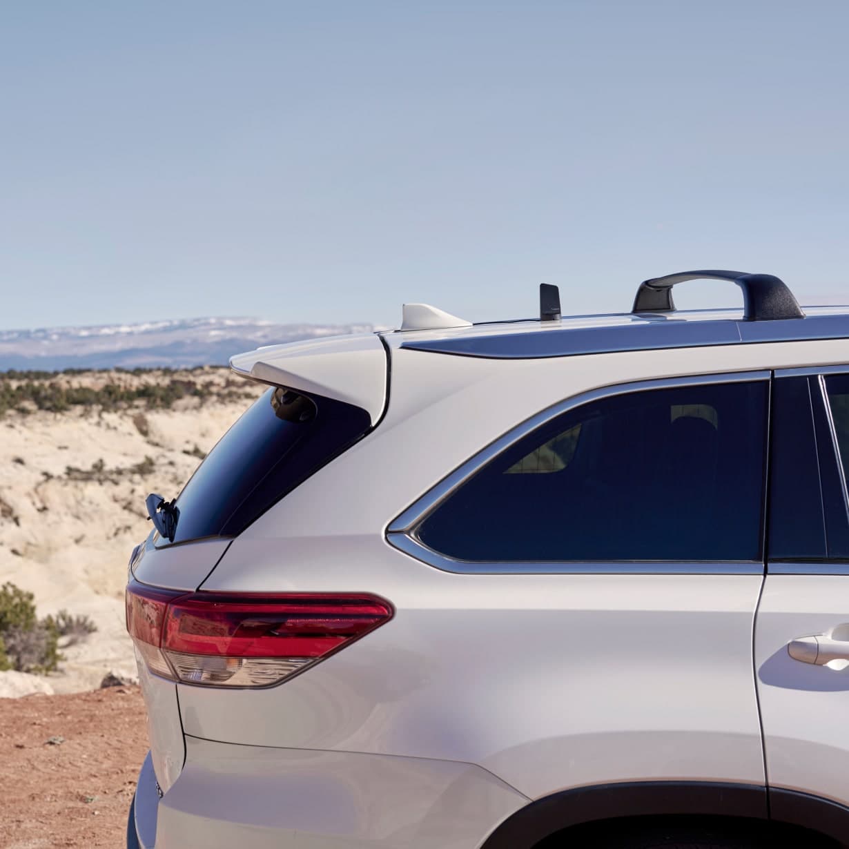 drive sleek antenna on roof of SUV